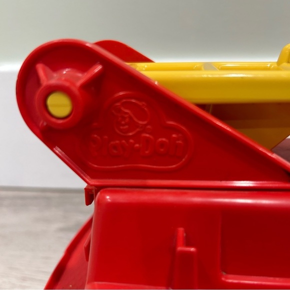 Vintage 1983 Kenner Play-Doh Red Plastic Fire Truck Toy - Picture 2 of 10
